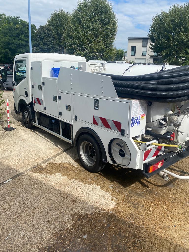 Camion hydrocureur en intervention de débouchage sanibroyeur en Île-de-France