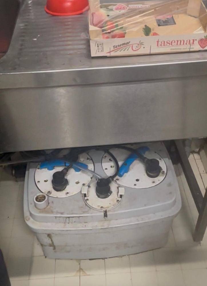 Pompe de relevage sous plonge dans une cuisine professionnelle