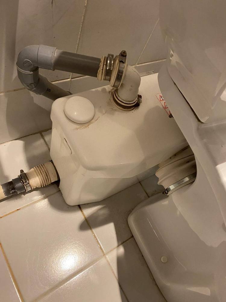 Sanibroyeur compact raccordé à l'évacuation PVC