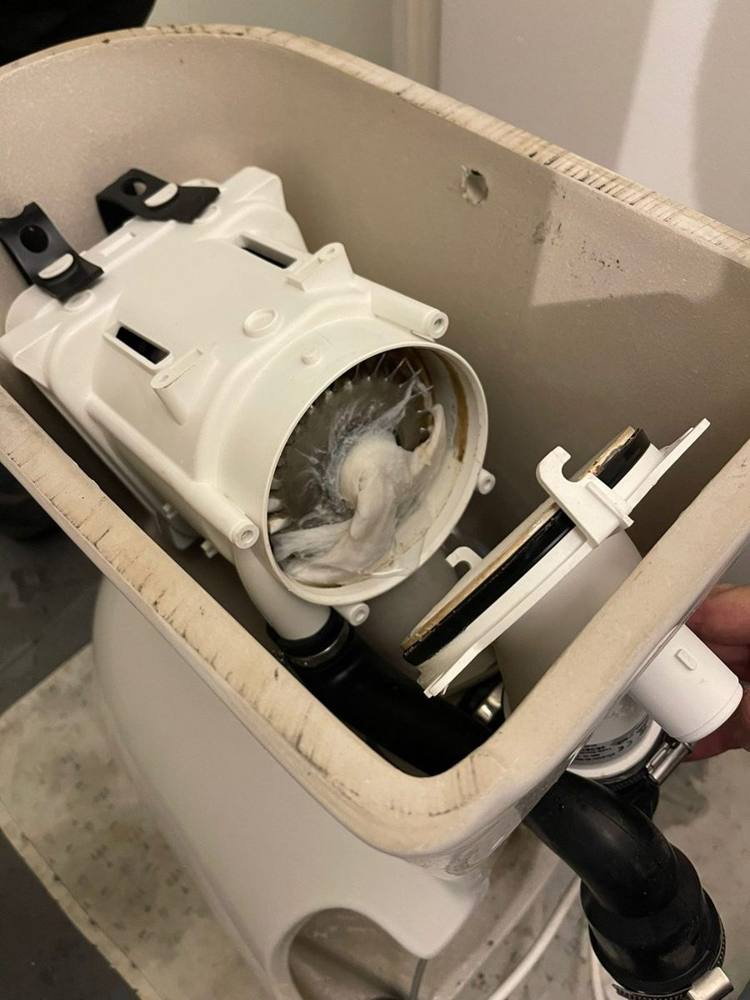 Sanibroyeur ouvert : turbine bloquée par un bouchon de lingettes et de tartre
