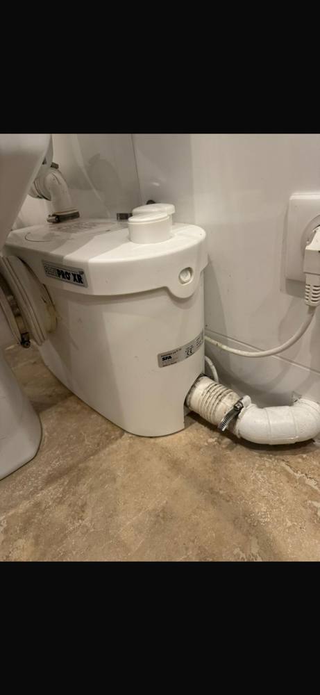 Sanibroyeur SFA Sanipro XR UP installé derrière un WC