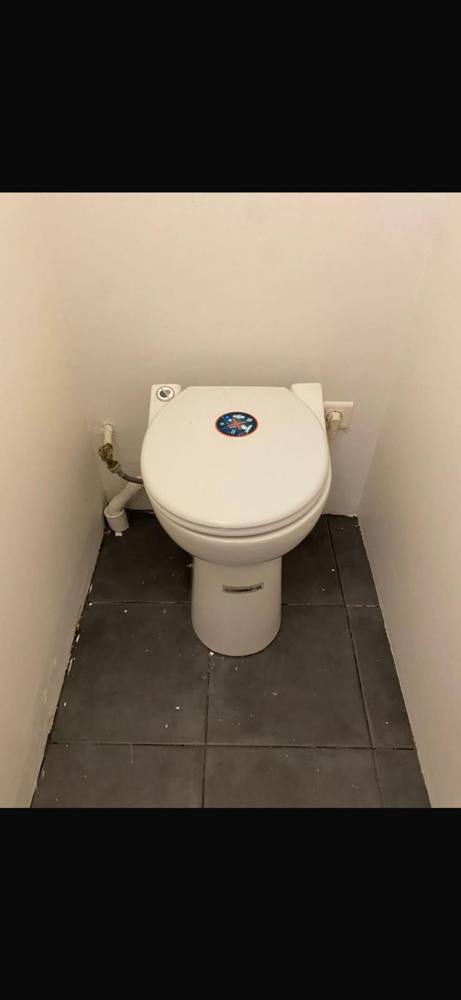 WC Sanicompact installé dans des toilettes étroites